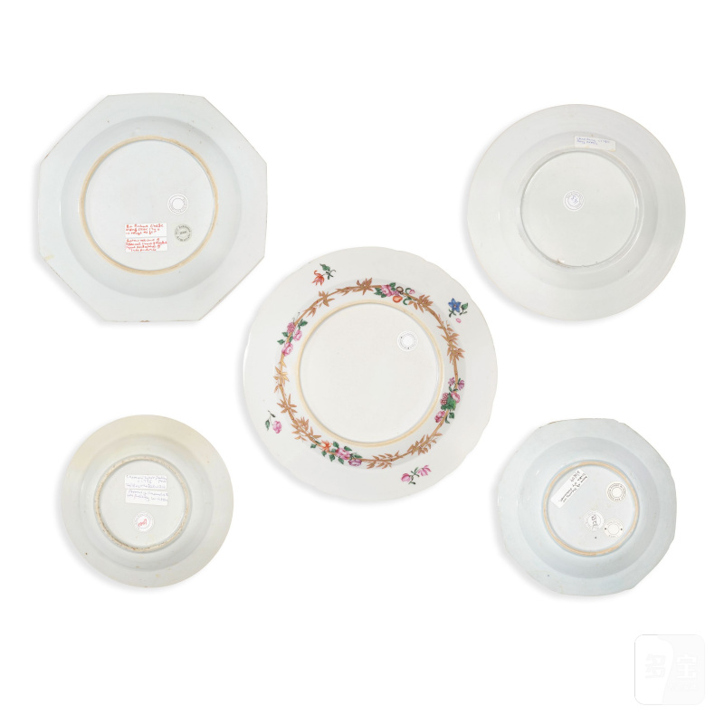 清乾隆 粉彩家族紋章盤五件 | FIVE FAMILLE ROSE ARMORIAL DISHES - 图4